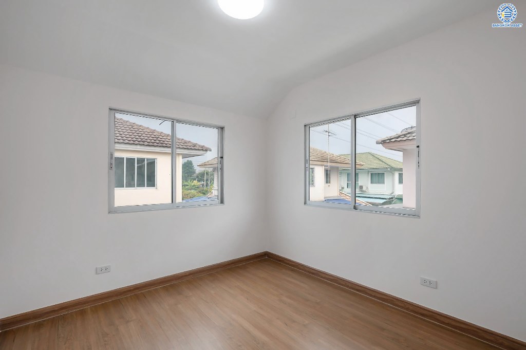 บ้านมือสองตกแต่งใหม่ โครงการ พฤกษ์ลดา พุทธสาคร หลังริม เนื้อที่ 54.50 ตร.ว. ฟังก์ชัน 3 ห้องนอน 2 ห้องน้ำ 2 ที่จอดรถ สภาพแวดล้อมโครงการร่มรื่น บนทำเลเดินทางสะดวก ติดถนนพุทธสาคร เชื่อมต่อถนนเพชรเกษม ถนนพุทธมณฑลสาย4 ถนนบรมราชชนนี ใกล้รถไฟฟ้าสายสีน้ำเงิน "สถานีหลักสอง"